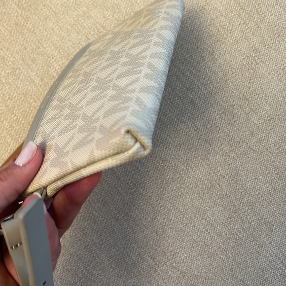 Michael Kors MK Vanilla Signature Logo Belt Wallet
Large Waist Pouch Bag - Picture 7 of 11